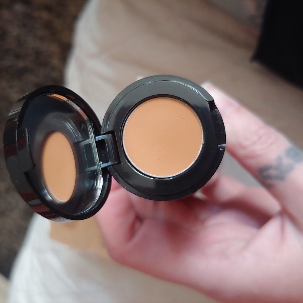 Foundation, concealer and brush kit - Picture 4 of 5